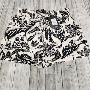 Womens NWT large WHO WHAT WEAR shorts